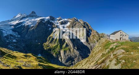 Panorama avec Glecksteinhütte et Schreckhorn et Haut glacier de Grindelwald en arrière-plan, Glecksteinhütte, Oberland bernois, UNESCO World Natural Banque D'Images