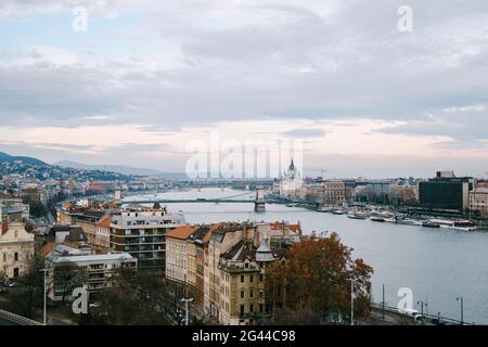 Vue panoramique sur les anciens bâtiments du remblai de Budapest sur fond de ciel Banque D'Images