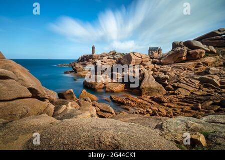 Le phare de Ruz moyen avec les rochers rouges de la Côte de granit Rose en premier plan, Bretagne, France, Europe Banque D'Images