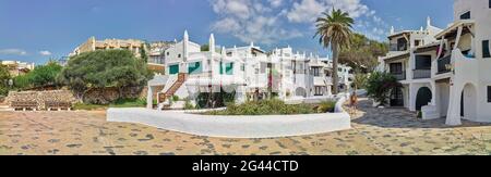 Vue sur la ville avec des maisons blanches, Binibeca Vell, Minorque, Espagne Banque D'Images