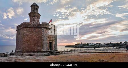 Château de Saint Nicolau sur la plage au coucher du soleil, Ciutadella, Minorque, Espagne Banque D'Images