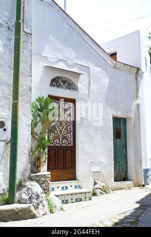 Rue du village avec maisons blanches à Anacapri, Capri, Italie Banque D'Images