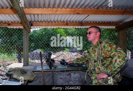 20 mai 2002-Dili, Timor-Leste-in photos prises scène du jour de l'indépendance et vie quotidienne timoraise le 7 jour à Dili et Atambua Village. Les troupes australiennes gardent leur point de contrôle près de Dili, Timor-Leste. Banque D'Images