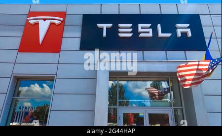 Kiev, Ukraine - 15 août 2020 : magasin DE VOITURES TESLA à Kiev, Ukraine le 15 août 2020 Banque D'Images