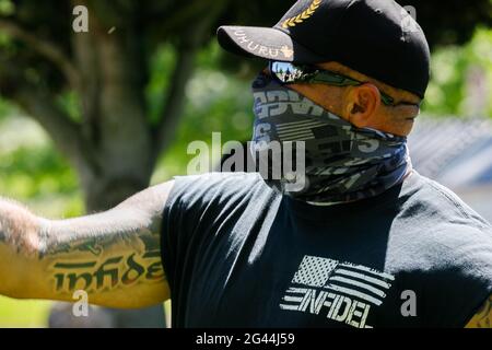 Portland, États-Unis. 18 juin 2021. Une trentaine de fiers garçons, un groupe de haine national, ont organisé une « vague de drapeau » dans le parc rural de Clackamette, près de Portland, Oregon, le 18 juin 2021, et ont été confrontés à Antifa, un mouvement antifasciste ; une émeute a été rapidement déclarée après le début des combats. (Photo de John Rudoff/Sipa USA) crédit: SIPA USA/Alay Live News Banque D'Images