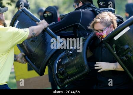 Portland, États-Unis. 18 juin 2021. Les fiers garçons chargent Antifa immédiatement après qu'un drapeau est brûlé. Une trentaine de fiers garçons, un groupe de haine national, ont organisé une « vague de drapeau » dans le parc rural de Clackamette, près de Portland, Oregon, le 18 juin 2021, et ont été confrontés à Antifa, un mouvement antifasciste ; une émeute a été rapidement déclarée après le début des combats. (Photo de John Rudoff/Sipa USA) crédit: SIPA USA/Alay Live News Banque D'Images