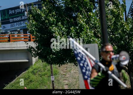 Portland, États-Unis. 18 juin 2021. Un signe évangélique est une toile de fond pour les fiers garçons. Une trentaine de fiers garçons, un groupe de haine national, ont organisé une « vague de drapeau » dans le parc rural de Clackamette, près de Portland, Oregon, le 18 juin 2021, et ont été confrontés à Antifa, un mouvement antifasciste ; une émeute a été rapidement déclarée après le début des combats. (Photo de John Rudoff/Sipa USA) crédit: SIPA USA/Alay Live News Banque D'Images