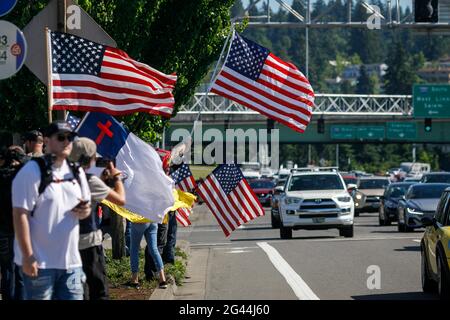 Portland, États-Unis. 18 juin 2021. Les fiers drapeaux à vagues des garçons près du parc Clackamette. Une trentaine de fiers garçons, un groupe de haine national, ont organisé une « vague de drapeau » dans le parc rural de Clackamette, près de Portland, Oregon, le 18 juin 2021, et ont été confrontés à Antifa, un mouvement antifasciste ; une émeute a été rapidement déclarée après le début des combats. (Photo de John Rudoff/Sipa USA) crédit: SIPA USA/Alay Live News Banque D'Images