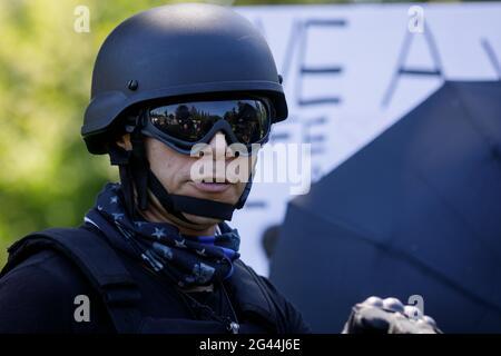 Portland, États-Unis. 18 juin 2021. Un garçon fier porte un casque balistique. Une trentaine de fiers garçons, un groupe de haine national, ont organisé une « vague de drapeau » dans le parc rural de Clackamette, près de Portland, Oregon, le 18 juin 2021, et ont été confrontés à Antifa, un mouvement antifasciste ; une émeute a été rapidement déclarée après le début des combats. (Photo de John Rudoff/Sipa USA) crédit: SIPA USA/Alay Live News Banque D'Images