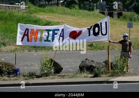 Portland, États-Unis. 18 juin 2021. Une trentaine de fiers garçons, un groupe de haine national, ont organisé une « vague de drapeau » dans le parc rural de Clackamette, près de Portland, Oregon, le 18 juin 2021, et ont été confrontés à Antifa, un mouvement antifasciste ; une émeute a été rapidement déclarée après le début des combats. (Photo de John Rudoff/Sipa USA) crédit: SIPA USA/Alay Live News Banque D'Images