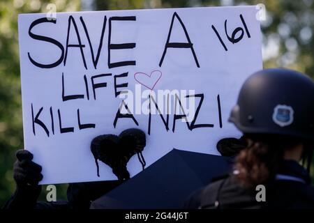 Portland, États-Unis. 18 juin 2021. Un signe Antifa est préparé avant la confrontation. Une trentaine de fiers garçons, un groupe de haine national, ont organisé une « vague de drapeau » dans le parc rural de Clackamette, près de Portland, Oregon, le 18 juin 2021, et ont été confrontés à Antifa, un mouvement antifasciste ; une émeute a été rapidement déclarée après le début des combats. (Photo de John Rudoff/Sipa USA) crédit: SIPA USA/Alay Live News Banque D'Images