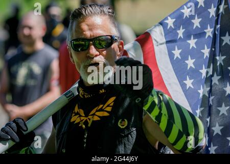 Portland, États-Unis. 18 juin 2021. Todd, fier officier de garçon, coud la presse. Une trentaine de fiers garçons, un groupe de haine national, ont organisé une « vague de drapeau » dans le parc rural de Clackamette, près de Portland, Oregon, le 18 juin 2021, et ont été confrontés à Antifa, un mouvement antifasciste ; une émeute a été rapidement déclarée après le début des combats. (Photo de John Rudoff/Sipa USA) crédit: SIPA USA/Alay Live News Banque D'Images