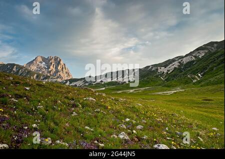 Plateau d'origine glaciaire et le lieu le plus emblématique de Gran Sasso N.P. dans les Abruzzes. En arrière-plan le Mont Corno Grande. Italie. Banque D'Images