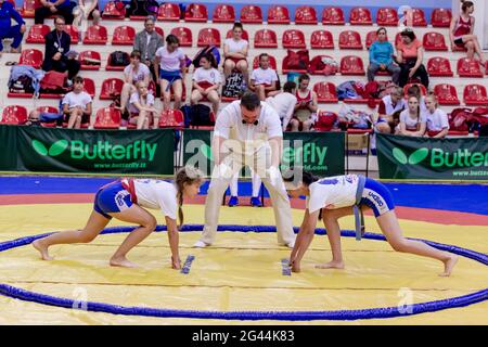 Russie, Vladivostok, 06/30/2018. Sumo lutte entre les filles nées en 2003-2004. Sumo est une martia japonaise traditionnelle Banque D'Images