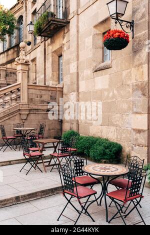 Street café dans le village espagnol de Barcelone. Banque D'Images