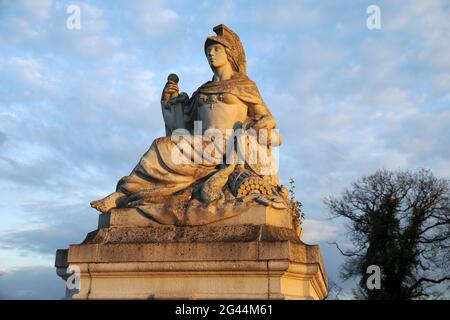 Sculpture au portail d'entrée du château d'Augustusburg, Bruehl, Rhénanie, Allemagne, Europe Banque D'Images