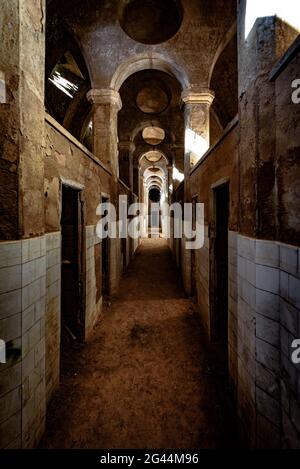 Intérieur du vieux spa de la Puda en ruines, à Esparreguera (Baix Llobregat, Barcelone, Catalogne, Espagne) ESP: Interor del antiguo balneario de la Puda Banque D'Images