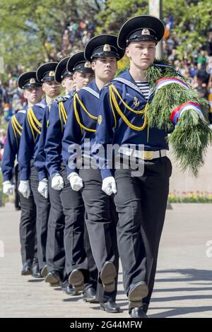 Russie, Nakhodka, 05/09/2017. Les jeunes marins militaires en uniforme défilent sur la parade le jour de la victoire annuelle le 9 mai. Vacances i Banque D'Images