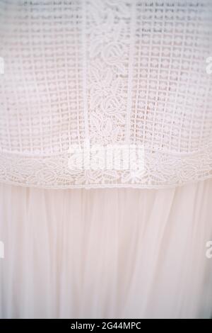 Gros plan sur le tissu d'une robe de mariage blanche. Banque D'Images