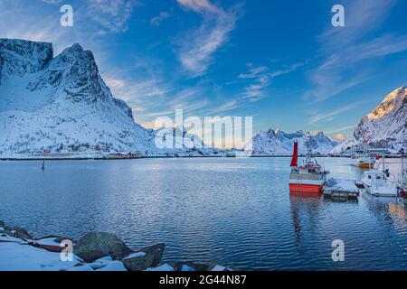 Village de pêcheurs de Reine sur les îles Lofoten la nuit, Reine, Norvège Banque D'Images