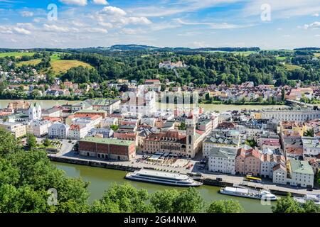 Vue sur la vieille ville de Passau avec Danube et auberge, Basse-Bavière, Bavière, Allemagne Banque D'Images