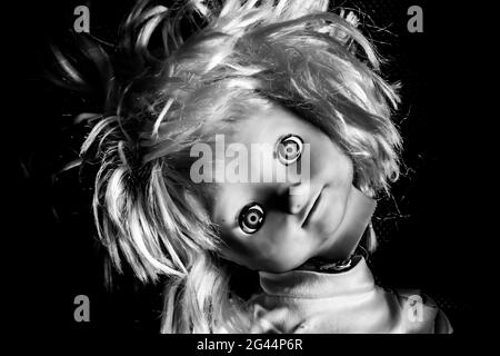 Visage de poupée de fille créepy. Il semble comme caractère de film d'horreur. Poupée de bébé en colère, peur de vivre fantôme. Concept Halloween. Noir Banque D'Images