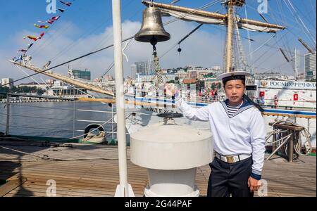 Russie, Vladivostok, 07/28/2018. Portrait du jeune marin en uniforme marin officiel sur le pont du voilier. Concept de mar Banque D'Images