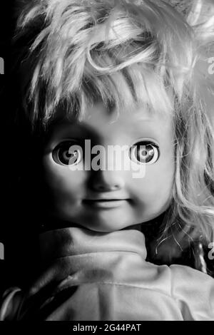 Visage de poupée de fille créepy. Il semble comme caractère de film d'horreur. Poupée de bébé en colère, peur de vivre fantôme. Concept Halloween. Noir Banque D'Images