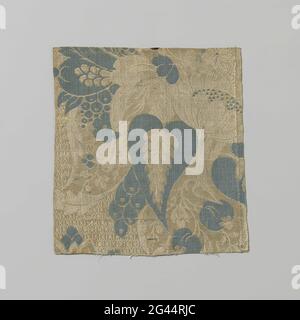 Fragmenter le tissu de soie. Fragmenter la soie écru avec le motif en bleu de quelques grandes fleurs et feuilles. Banque D'Images