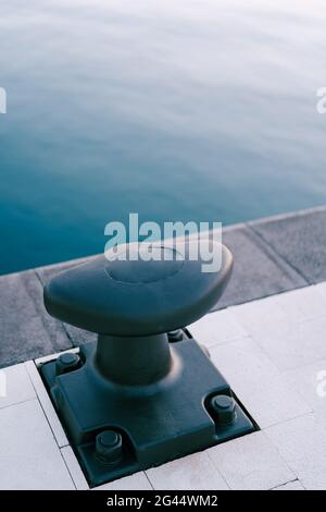 Nouveau bollard maritime moderne dans une marina de yacht. Banque D'Images