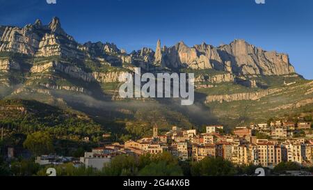 Lever du soleil dans la ville de Monistrol de Montserrat, avec la montagne de Montserrat en arrière-plan (Barcelone, Catalogne, Espagne) Banque D'Images