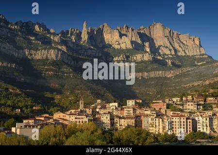 Lever du soleil dans la ville de Monistrol de Montserrat, avec la montagne de Montserrat en arrière-plan (Barcelone, Catalogne, Espagne) Banque D'Images