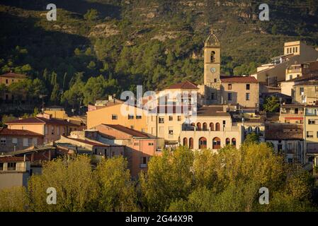 Lever du soleil dans la ville de Monistrol de Montserrat, avec la montagne de Montserrat en arrière-plan (Barcelone, Catalogne, Espagne) Banque D'Images