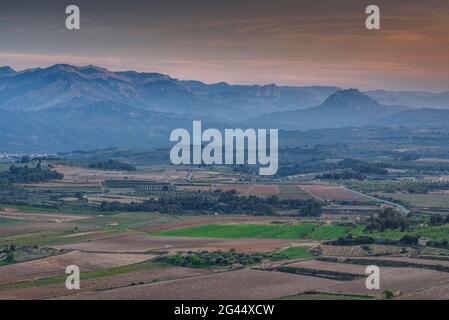 Coucher de soleil depuis le col de montagne Coll de Moro, avec vue sur le bassin Bot - Gandesa. En arrière-plan, les Roques de Benet et la gamme des ports (Espagne) Banque D'Images