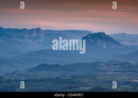 Coucher de soleil depuis le col de montagne Coll de Moro, avec vue sur le bassin Bot - Gandesa. En arrière-plan, les Roques de Benet et la gamme des ports (Espagne) Banque D'Images