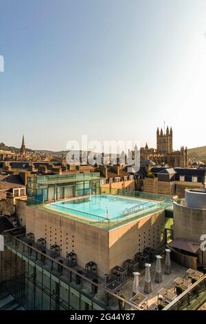 Vue sur la piscine extérieure située sur le toit, au-dessus du paysage des anciennes tourelles et des bâtiments. Vertikal. Baignoire. Royaume-Uni Banque D'Images