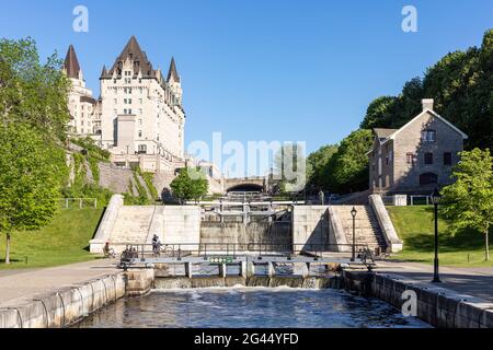 Écluses du canal Rideau et hôtel de luxe Fairmont Château Laurier à Ottawa, au Canada, par une journée ensoleillée. Banque D'Images