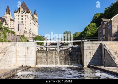 Écluses du canal Rideau et hôtel de luxe Fairmont Château Laurier à Ottawa, au Canada, par une journée ensoleillée. Banque D'Images