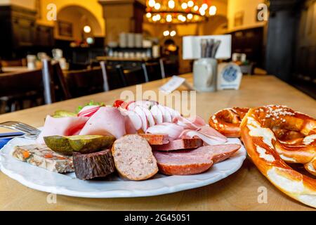 Snack bavarois Augustiner Stammhaus, Munich, Bavière, Allemagne Banque D'Images