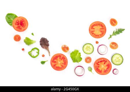 Ingrédients de salade de légumes frais, pris d'en haut sur fond blanc Banque D'Images