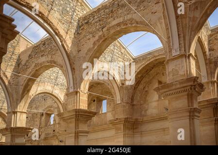 Visite de l'une des parties de la bataille de l'Ebre. Église du Poble Vell (vieille ville) de Corbera d'Ebre, détruite pendant la guerre civile espagnole (Espagne) Banque D'Images