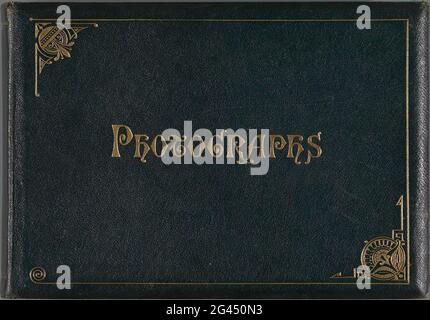 Album photo avec sites à Edimbourg et Londres; photographies. Album photo en cuir noir bracelet avec le titre en pression or et en relief sur le devant. Les points d'angle sont décorés de motifs géométriques, également en relief et pression d'or. Les bractées proviennent du changement de papier. L'album contient 10 feuilles d'or coupées avec des feuilles de séparation de papier entre elles. Il concerne principalement les sites touristiques d'Édimbourg, notamment la ville panoramique, les bâtiments universitaires, la vieille ville, le château d'Édimbourg et le palais Holyrood, le pont Dean et le pont Waverley ainsi que l'infirmerie royale. Les sept dernières photos de la Banque D'Images