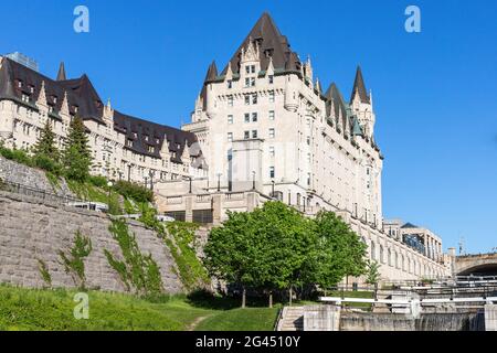 Écluses du canal Rideau et hôtel de luxe Fairmont Château Laurier à Ottawa, au Canada, par une journée ensoleillée. Banque D'Images