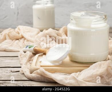 Yaourt maison dans un pot transparent en verre sur une table en bois Banque D'Images