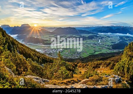 Lever de soleil sur la vallée de l'auberge avec vue sur les montagnes Kaiser, les Alpes de Pölven et de Kitzbühel, depuis Pendling, Alpes bavaroises, Tyrol, Autriche Banque D'Images