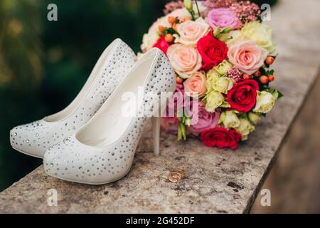 Les chaussures de mariée reposent sur l'herbe verte Banque D'Images