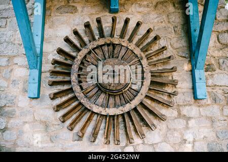 La roue d'une usine d'eau la vieille roue en bois du moulin à eau est utilisée comme élément de décor sur le mur. Banque D'Images