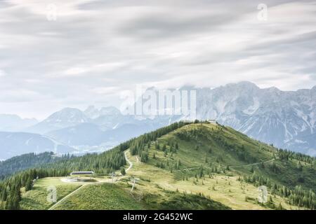 Vue de Krahbergzinken sur le Planai estival en direction du massif de Dachstein, Styrie, Autriche. Banque D'Images