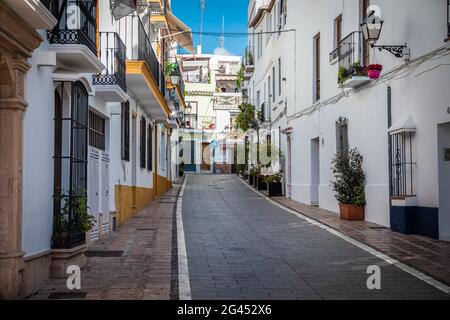 Petite rue typique de la vieille ville de Marbella, Espagne Banque D'Images