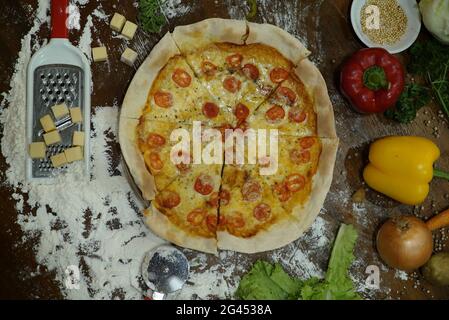 Délicieuse pizza maison avec fromage sur table en bois Banque D'Images